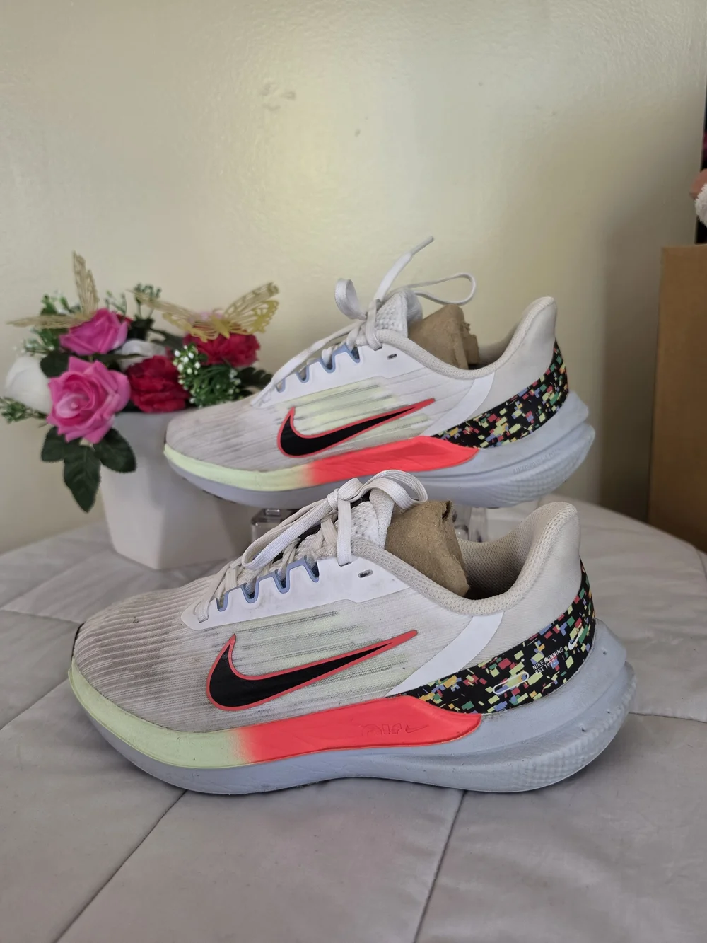 Nike Winflo>09 Women’s White & Neon Sneakers Size 6.5